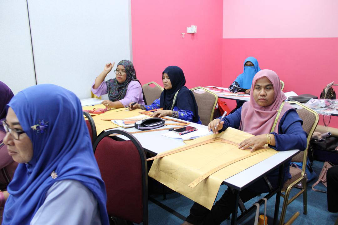 Peserta menghadiri kelas di bilik seminar kuantan yang selesa