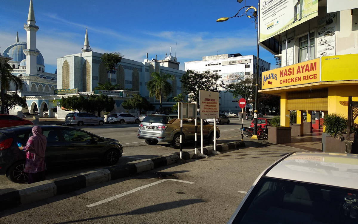 Pemandangan Jalan Mahkota Kuantan berhadapan Masjid Sultan Ahmad Shah - lokasi bilik seminar