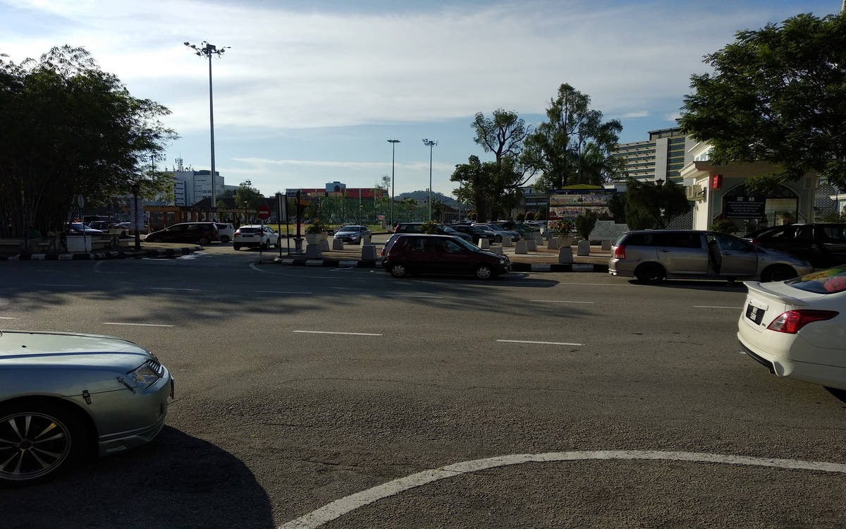 Tempat letak kereta yang luas berhampiran bilik seminar Kuantan
